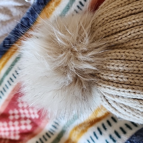 EUC Fisfet: Pom Pom Beanie, Cream colored, one-size-fits-most - Picture 2 of 7